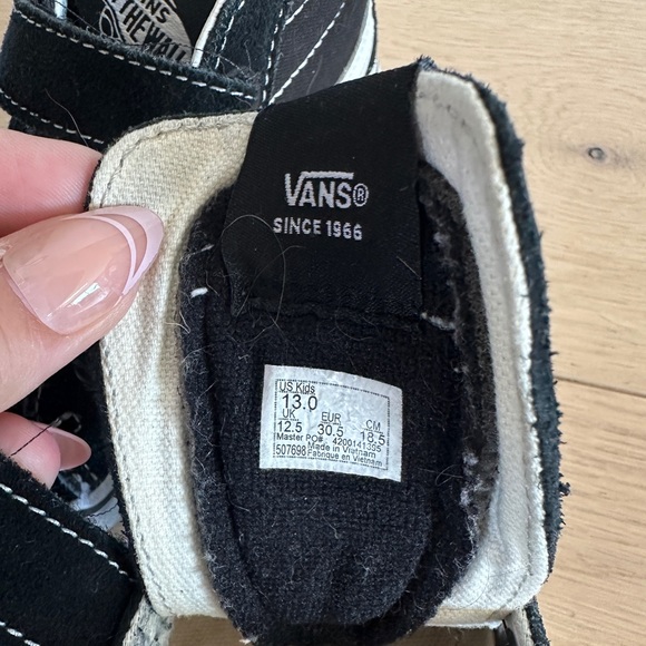 Vans Kids Sk8-Mid Reissue V Shoe in Black Suede Leather - Picture 8 of 10